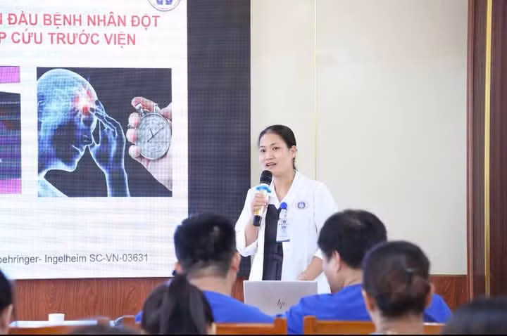 BSCKII. Bùi Thị Thu Hà – Giám đốc Trung tâm Đột quỵ trình bày báo cáo tại chương trình tập huấn Phòng chống, sơ cấp cứu người bệnh đột quỵ - Ảnh BVCC BSCKII. Bùi Thị Thu Hà – Giám đốc Trung tâm Đột quỵ trình bày báo cáo tại chương trình tập huấn Phòng chống, sơ cấp cứu người bệnh đột quỵ - Ảnh BVCC