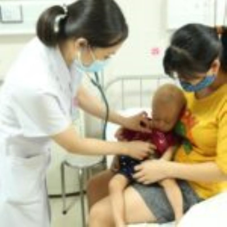 Thăm khám cho trẻ bị nhiễm toan ống thận - Ảnh BVCC