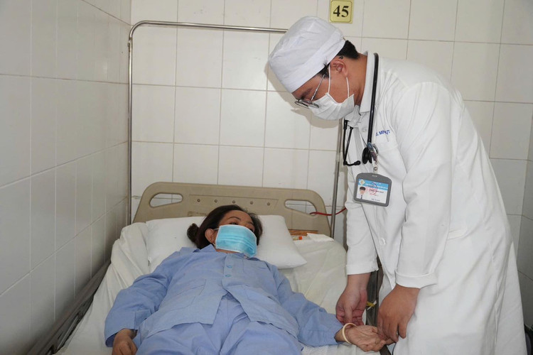 Thăm khám cho bệnh nhân trước khi ra viện - Ảnh BVCC