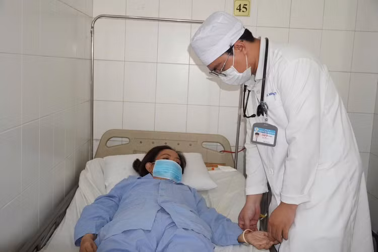 Thăm khám cho bệnh nhân trước khi ra viện - Ảnh BVCC