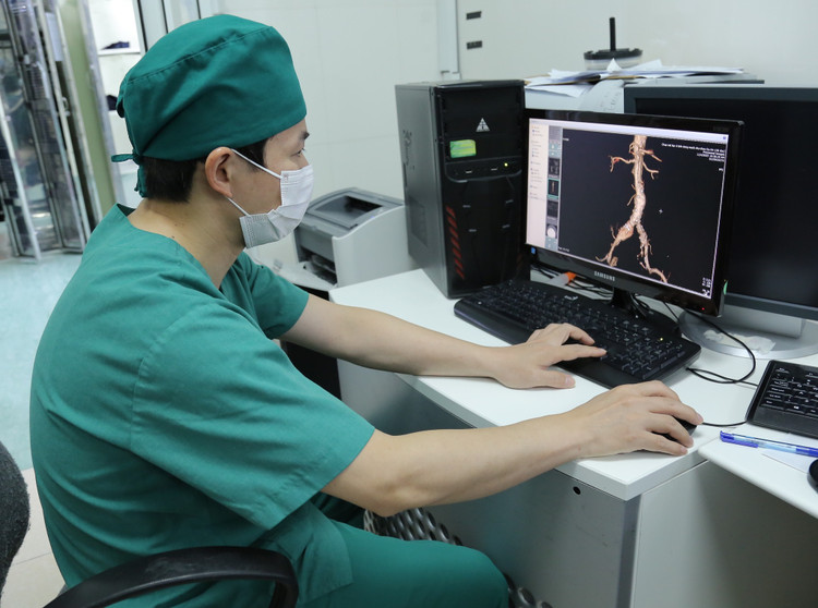 Bác sĩ đánh giá khối phình động mạch chủ chậu của bệnh nhân L. qua phim chụp cắt lớp dựng hình mạch - Ảnh BVCC