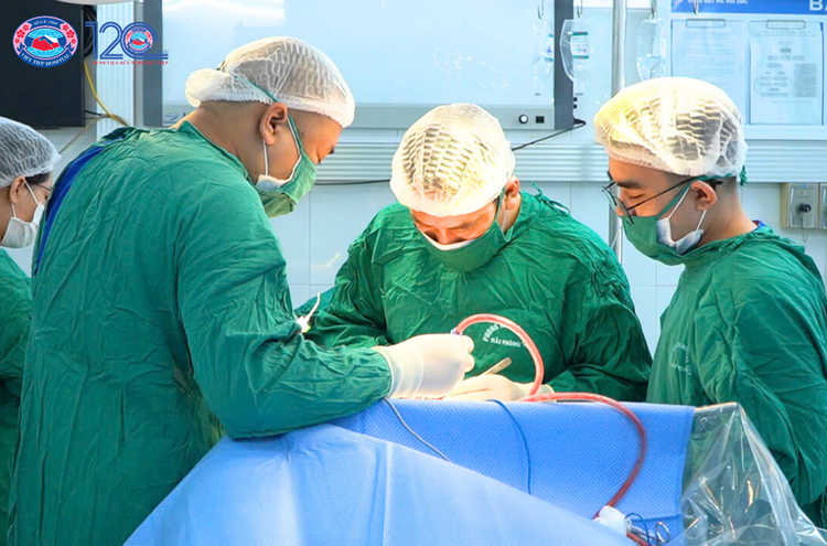 Ca phẫu thuật lấy đinh sắt cho bệnh nhân - Ảnh BVCC