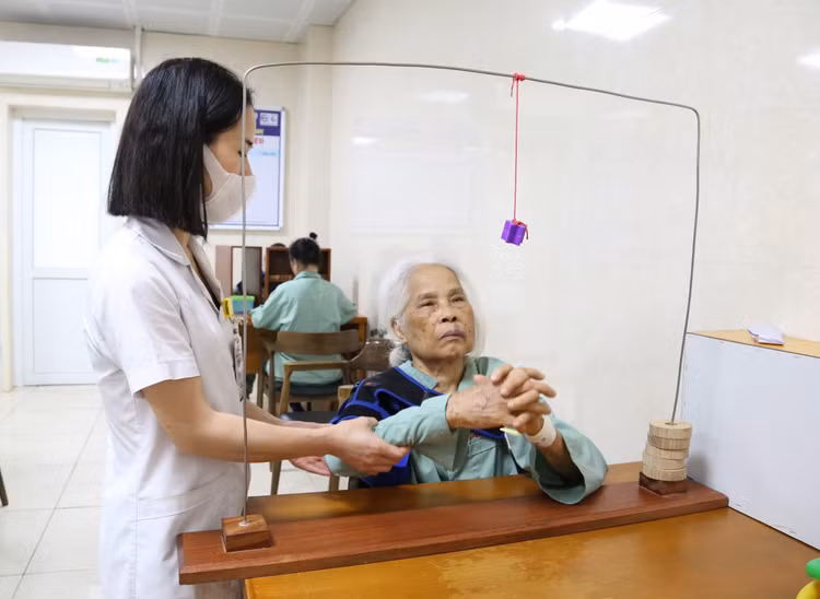 Hình ảnh người bệnh đang được hướng dẫn tập phục hồi chức năng - Ảnh BVCC Hình ảnh người bệnh đang được hướng dẫn tập phục hồi chức năng - Ảnh BVCC
