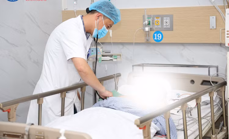 Thăm khám cho bệnh nhân sau phẫu thuật - Ảnh BVCC