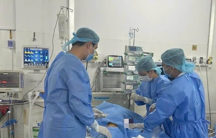 Thực hiện kỹ thuật ECMO để cứu sống bệnh nhân - Ảnh BVCC