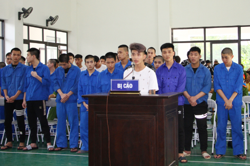 29/42 bị cáo trong vụ án “Gây rối trật tự công cộng” do TAND TP Sông Công xét xử tháng 10/2023 là người chưa 18 tuổi, nhiều em đang là học sinh (Ảnh Báo TN).