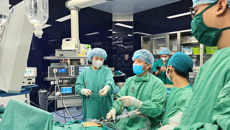 PGS.TS Trần Ngọc Sơn - Phó Giám Đốc Bệnh viện Đa khoa Xanh Pôn, Trưởng khoa Phẫu thuật nhi - trực tiếp thực hiện ca phẫu thuật.