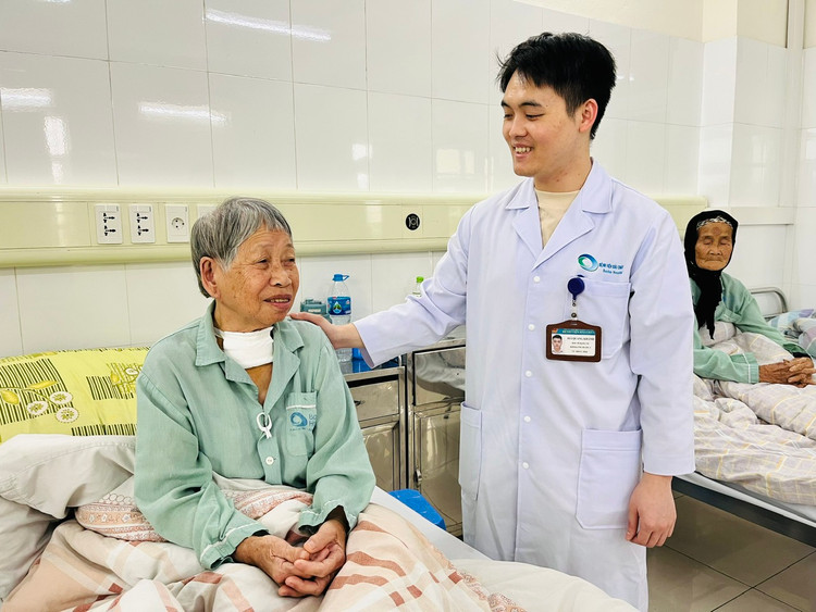 BS thăm khám cho bệnh nhân sau phẫu thuật - Ảnh BVCC