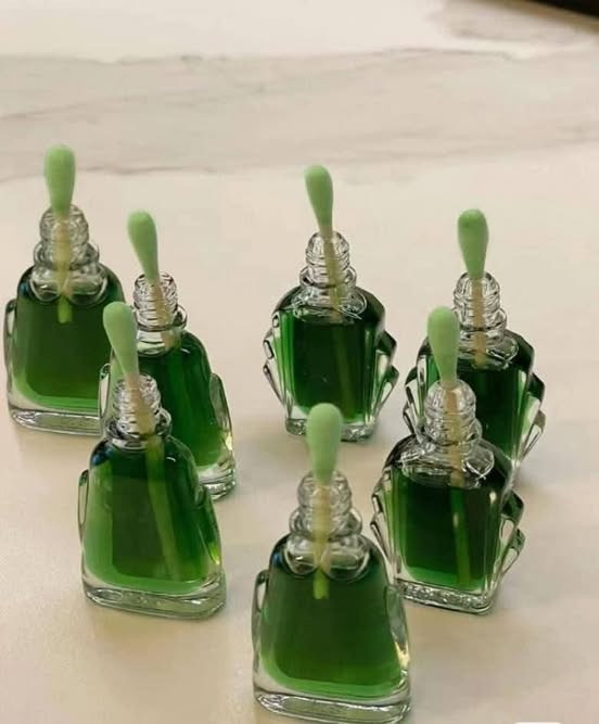 Cắm chiếc tăm bông vào lọ dầu gió, mẹo nhỏ xử lý mọi rắc rối - Ảnh BSCC