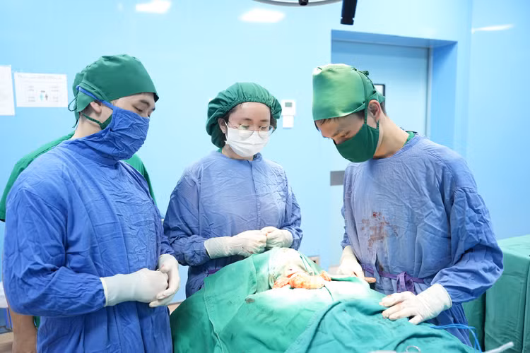 Ca phẫu thuật cho bệnh nhân - Ảnh BVCC