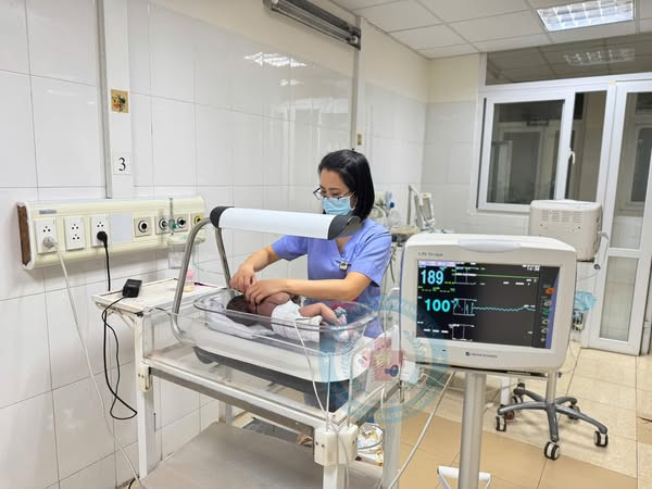 Chăm sóc bệnh nhi vàng da tại Bệnh viện Nhi Thanh Hóa - Ảnh BVCC