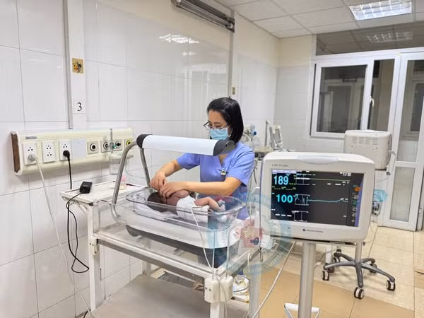 Chăm sóc bệnh nhi vàng da tại Bệnh viện Nhi Thanh Hóa - Ảnh BVCC