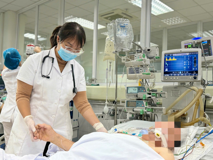 Bệnh nhân sốc nhiễm khuẩn, suy đa tạng do tự điều trị gout tại nhà đang phải thở máy - Ảnh BVCC