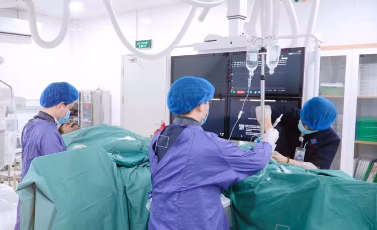 Ca can thiệp cấp cứu đặt 3 stent cho bệnh nhân - Ảnh BVCC