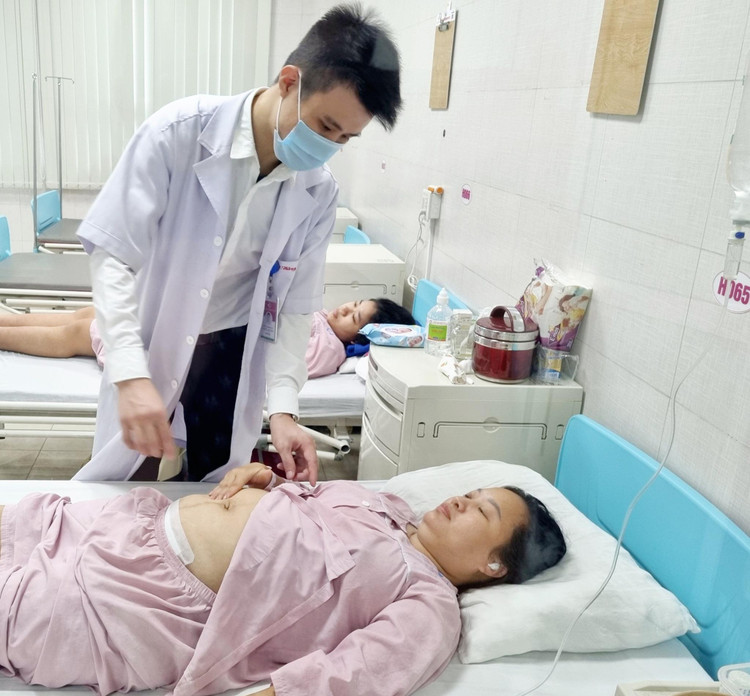 Thăm khám cho bệnh nhân sau phẫu thuật Thăm khám cho bệnh nhân sau phẫu thuật