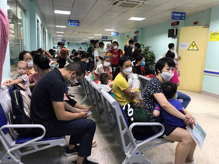 Bệnh viện quá tải vì bệnh nhi tới khám tăng cao