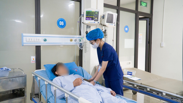 Người bệnh đang điều trị tại Bệnh viện Đa khoa Hùng Vương