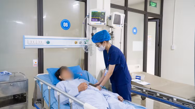 Người bệnh đang điều trị tại Bệnh viện Đa khoa Hùng Vương
