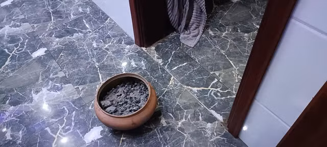 Gia đình bà Hồng đốt than trong phòng ngủ để sưởi ấm.