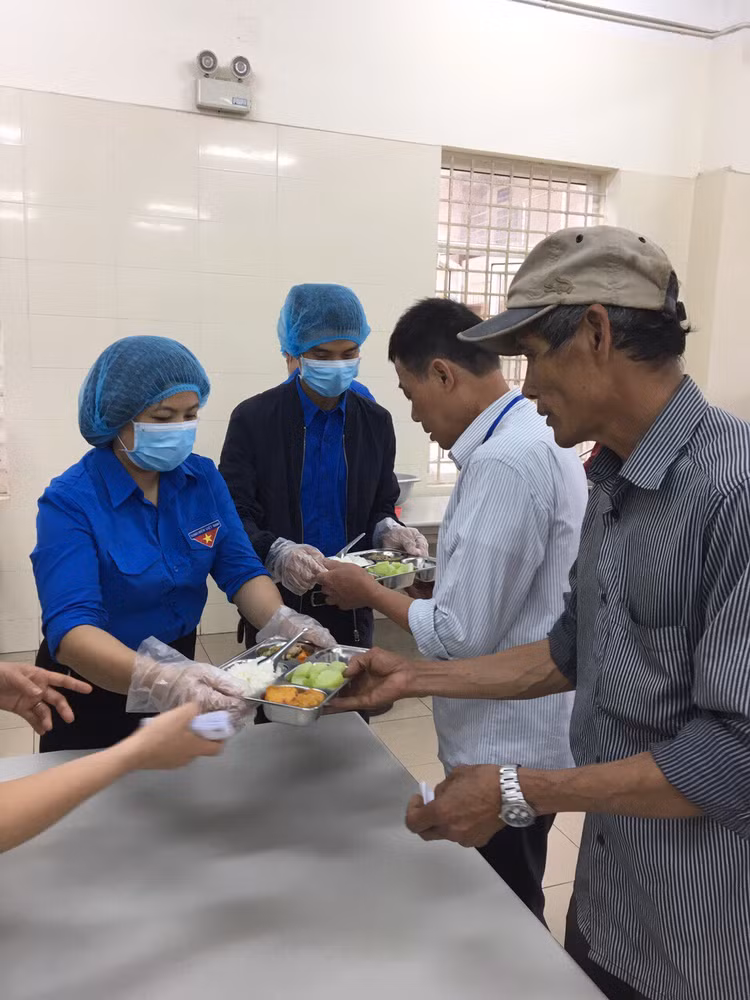 Đoàn thanh niên công ty TNHH MTV Dịch vụ nhà ở và khu đô thị đã trao 300 suất ăn dinh dưỡng cho bệnh nhân - Ảnh BVCC