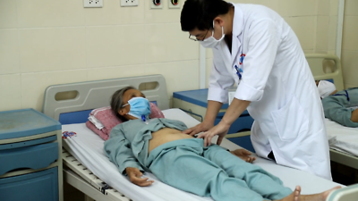 Thăm khám cho bệnh nhân ung thư tại Bệnh viện K - Ảnh BVCC