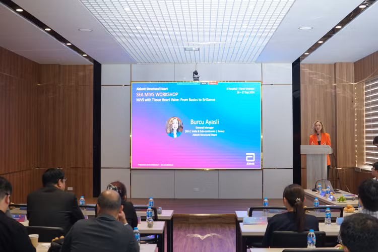 Chia sẻ công nghệ mổ xâm lấn tối thiểu cho người mắc bệnh tim nặng