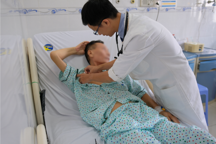 Bác sĩ thăm khám và kiểm tra vết mổ cho bệnh nhân mỗi ngày - Ảnh BVCC