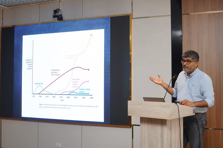 Các bác sĩ trong khu vực chia sẻ tại buổi hội thảo