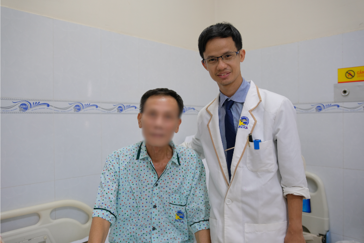 Bác sĩ trao đổi với bệnh nhân sau phẫu thuật - Ảnh BVCC