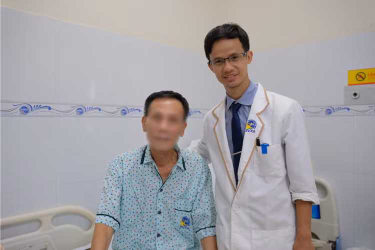 Bác sĩ trao đổi với bệnh nhân sau phẫu thuật - Ảnh BVCC