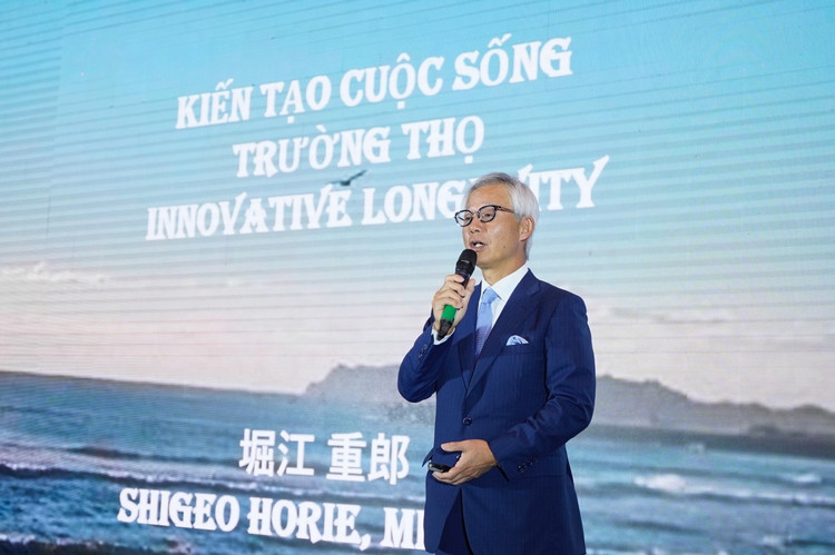 Giáo sư Shigeo Horie chia sẻ tại buổi toạ đàm