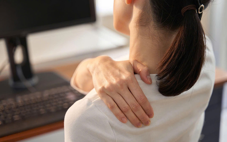 Đau vai gáy có thể do bệnh ở tim - Ảnh minh họa