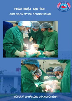 Các y, bác sĩ tiến hành vi phẫu thuật cho người bệnh)