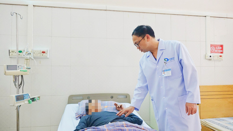 BSCKII Dương Xuân Hiệp thăm khám cho bệnh nhân sau phẫu thuật