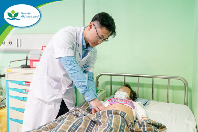 Trẻ bị chấn thương thận được điều trị tại bệnh viện Nhi TƯ