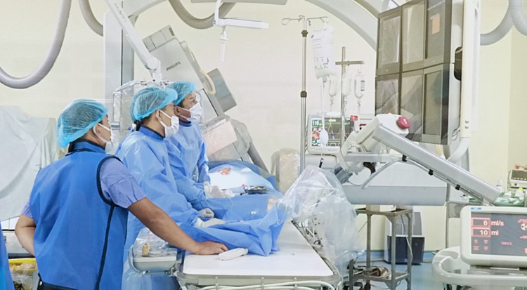 Can thiệp tim cho trẻ bị còn ống động mạch - Ảnh BVCC