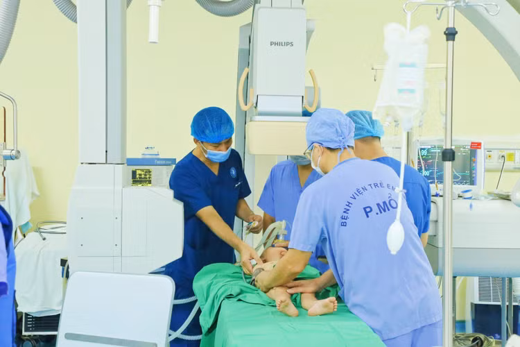 Trẻ không có dấu hiệu vẫn bị dị tật tim còn ống động mạch ảnh 2