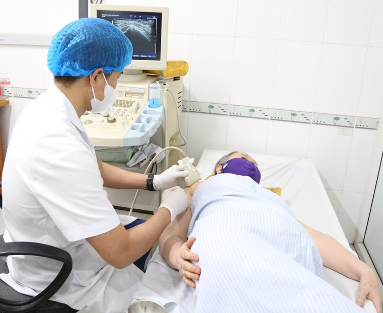 Tiêm huyết tương giàu tiểu cầu cho bệnh nhân - Ảnh BVCC