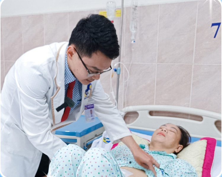 Thăm khám cho bệnh nhân - Ảnh BVCC