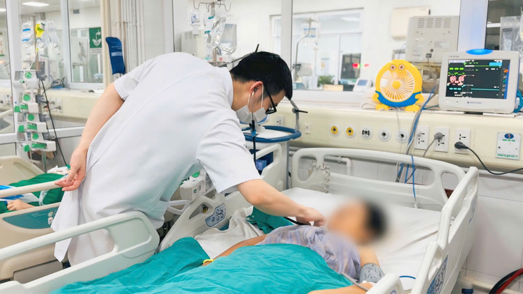 Thăm khám cho người bệnh - Ảnh BVCC