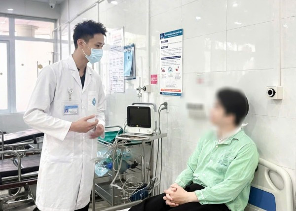 Bác sĩ thăm khám và dặn dò bệnh nhân trước khi xuất viện - Ảnh BVCC