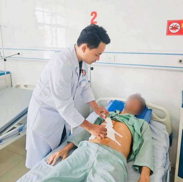 Thăm khám cho bệnh nhân sau phẫu thuật - Ảnh BVCC