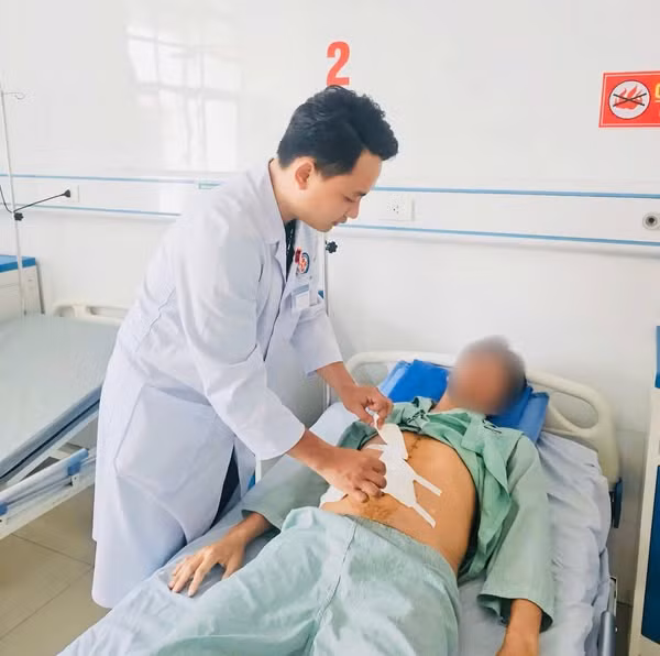 Thăm khám cho bệnh nhân sau phẫu thuật - Ảnh BVCC