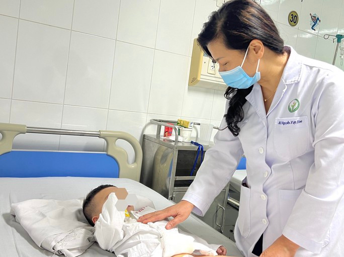 Thăm khám cho bệnh nhi sau phẫu thuật tại Bệnh viện Việt Đức