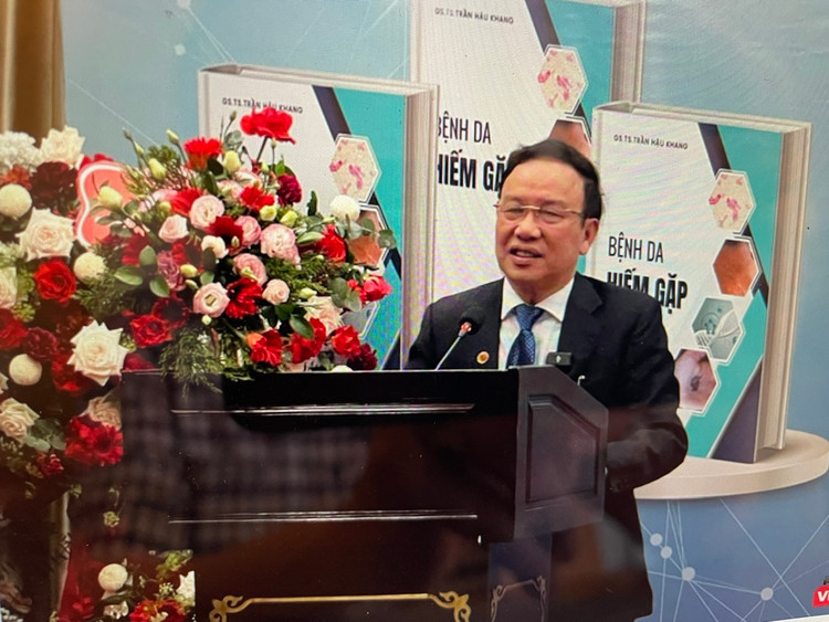 GS.TS.Trần Hậu Khang phát biểu trong buổi ra mắt cuốn sách "bệnh da hiếm gặp"