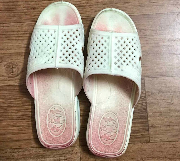 Đôi dép nhuốm máu của bệnh nhân 24 tuổi