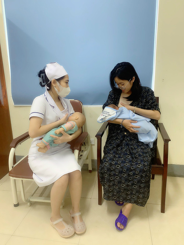 Cán bộ y tế Bệnh viện Sản Nhi Nghệ An hướng dẫn sản phụ cách chăm sóc, nuôi con bằng sữa mẹ