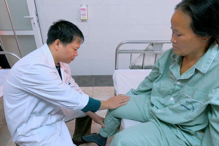 Thay khớp háng sau bao lâu thì đi lại được? ảnh 1