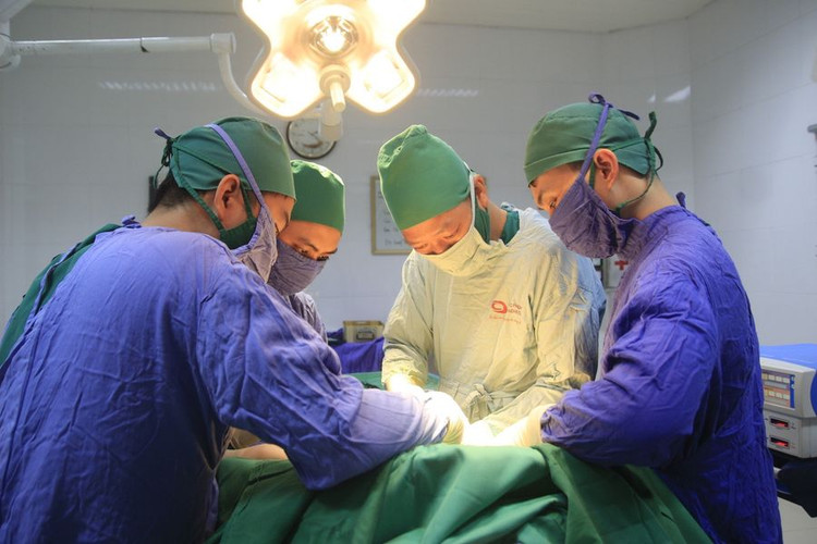 Kíp phẫu thuật cho bệnh nhân - ảnh BVCC
