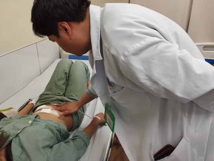 Thăm khám cho bệnh nhân sau phẫu thuật - ảnh BVCC